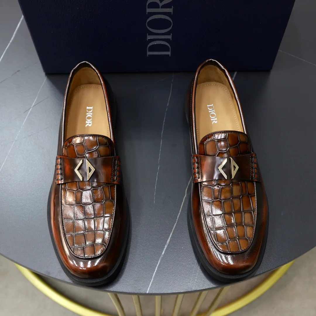 Ex-factory price: 540🙅‍♂️🙅‍♂️🙅‍♂️ Brand: Dior DIOR Standard code: Men's code 38/44 (45 can be customized) Grade: Same as the official website Material: Original cowhide stitching, cowhide lining, original TPU wear-resistant soft outsole Style categories: Leisure and sports version, footwear for driving, young fashion, European and American trends, British style Color: actual picture color